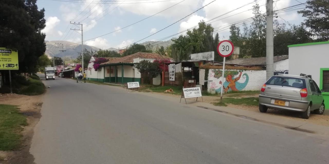 Отель Hostal Caminos De Суэска Экстерьер фото