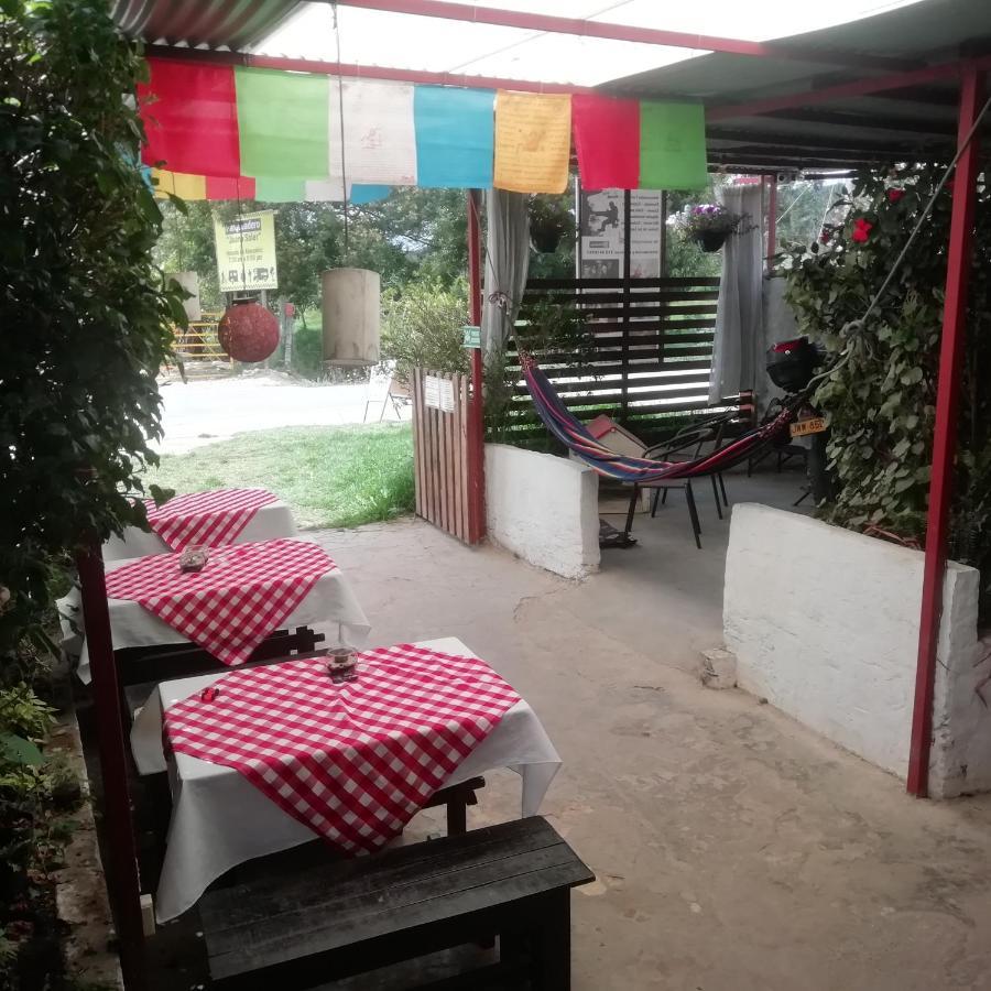 Отель Hostal Caminos De Суэска Экстерьер фото