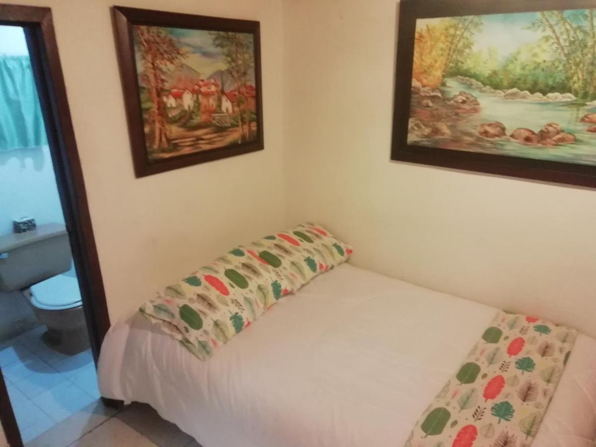 Отель Hostal Caminos De Суэска Экстерьер фото