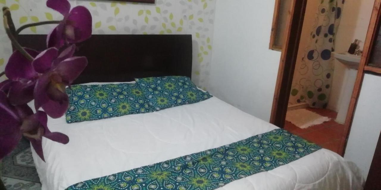 Отель Hostal Caminos De Суэска Экстерьер фото
