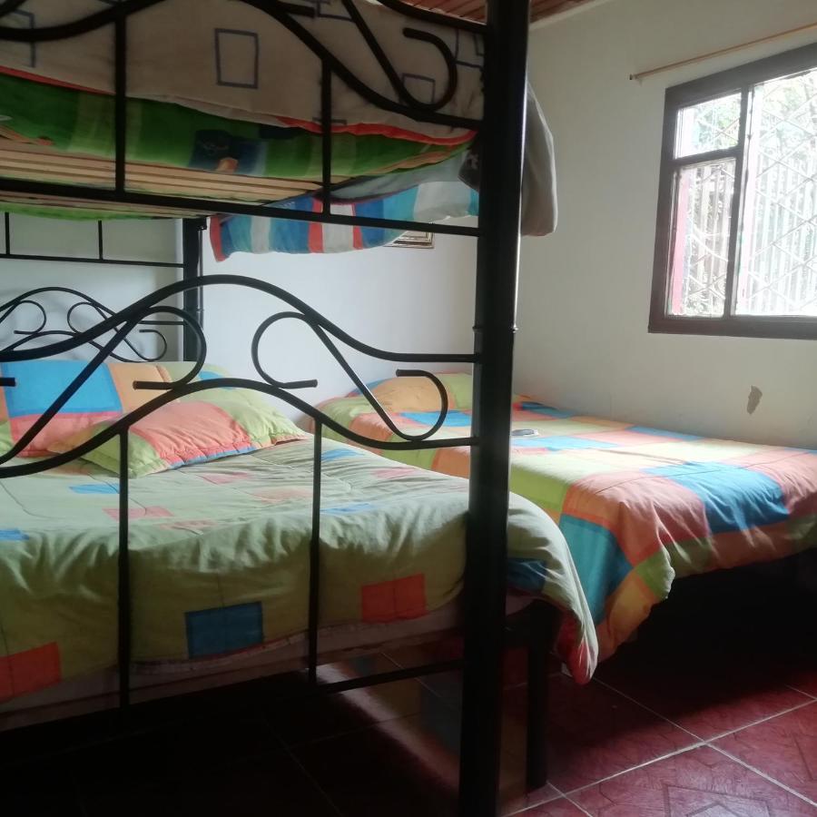 Отель Hostal Caminos De Суэска Экстерьер фото